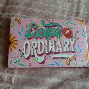 Kara beauty Escape the Ordinary palette